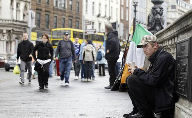 Dublineko Udala kalean bizi den jendea gida turistiko gisa kontratatzen hasi da