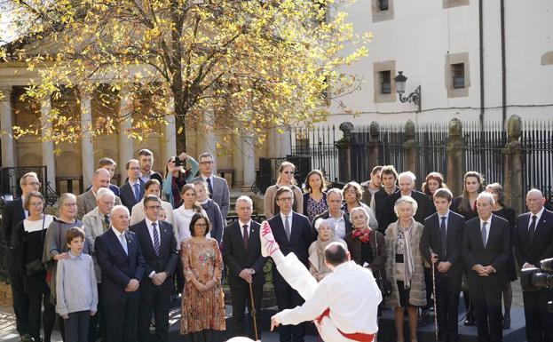 Reunión de lehendakaris ante el árbol de Gernika