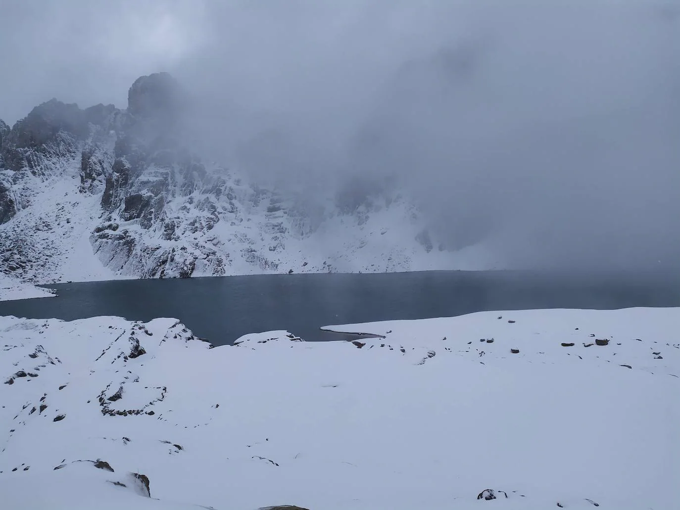 Una de miedo en los Pirineos: nieve, frío y niebla en el lago Marboré