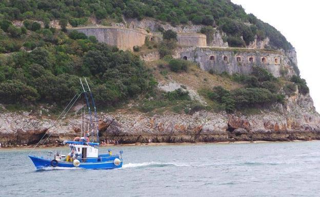 Un pesquero encuentra el cadáver de una niña flotando frente al Monte Buciero, en Santoña