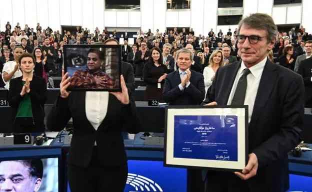 La hija del activista encarcelado Ilham Tothi recoge el Premio Sajarov en su nombre