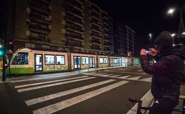 El nuevo tranvía extralargo de Vitoria ilumina la madrugada