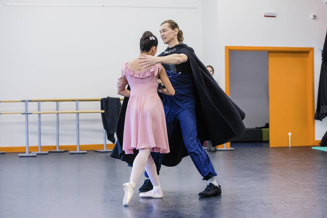 Alumnos del conservatorio de danza ensayan 'El Cascanueces' de la mano del Ballet de San Petersburgo