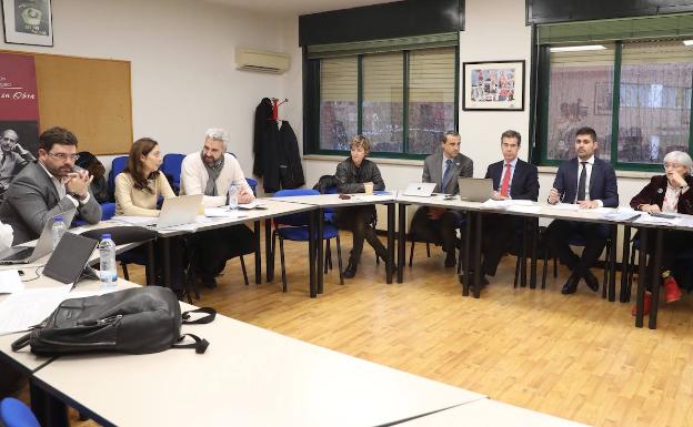 Clubes y sindicatos alargan la negociación hasta el último día de la tregua