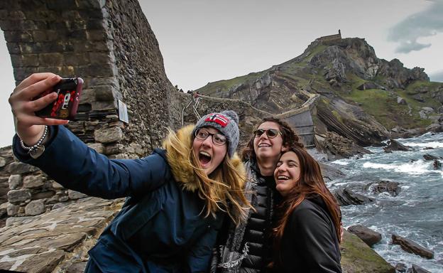 Bakio cuestiona el parking de Gaztelugatxe y propone lanzaderas para llevar a los turistas