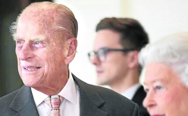 El duque de Edimburgo ingresa en el hospital
