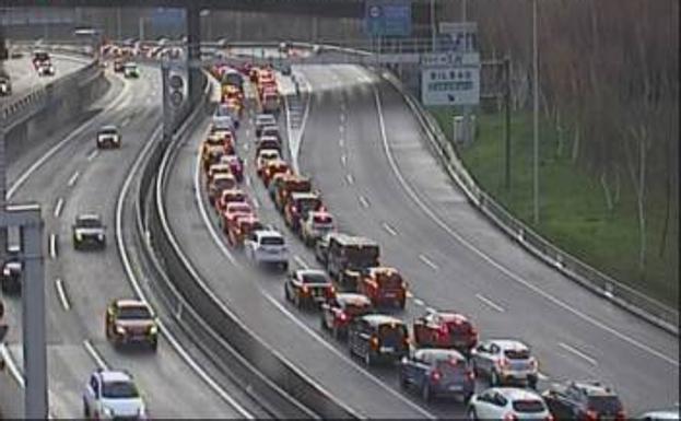 La A-8 recupera la normalidad tras más de una hora de retenciones por un accidente en El Fango