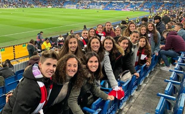 El Athletic femenino hizo piña para animar a los de Garitano en el Bernabéu