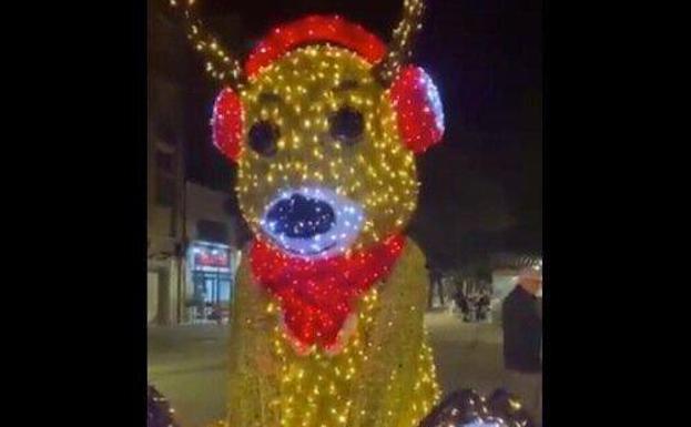 El reno navideño de Viladecans manipulado para lanzar insultos racistas y proclamas patrióticas