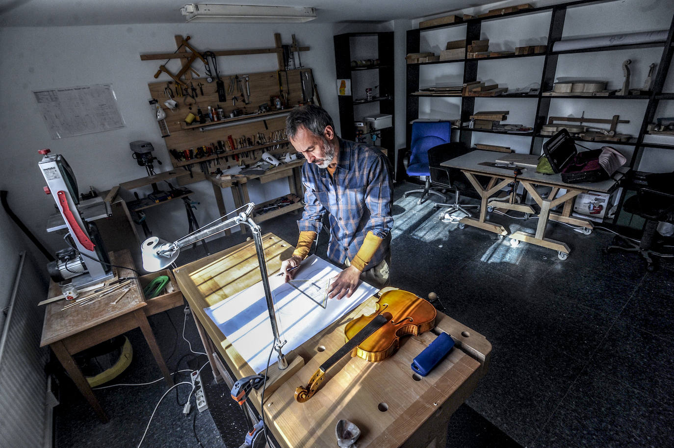 Oleg Ivanyschuk. El luthier eligió una lonja anodina, en una plaza anodina, de un barrio anodino de Vitoria para crear sus hermosos instrumentos