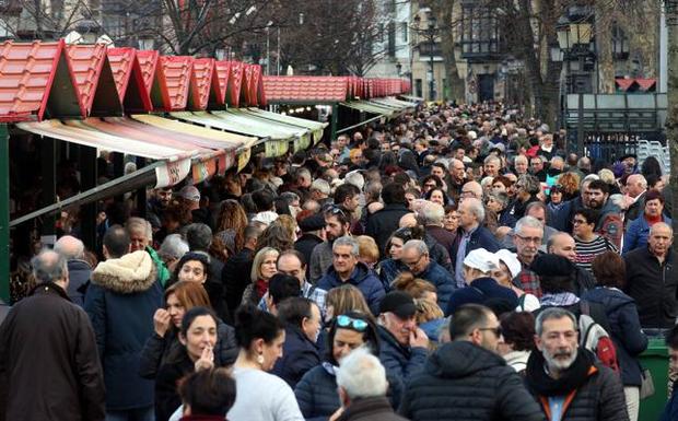 Los jubilados de Romo recuperan la feria de Santo Tomás 82 años después