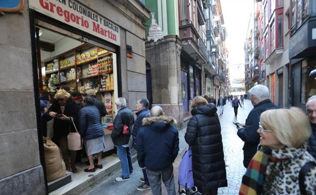 Colas en la pescadería, décimos para El Niño, juegos infantiles... así exprime Bilbao el último sábado del año