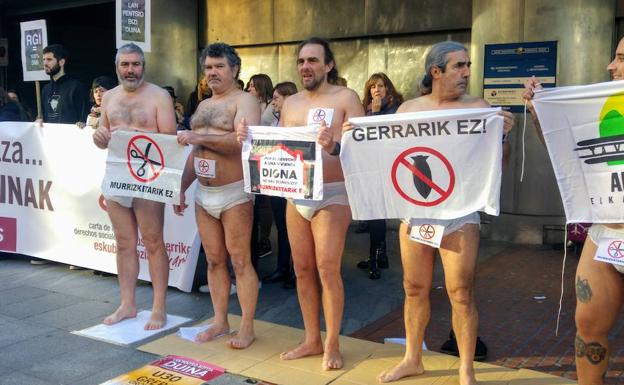 Eusko Jaurlaritzaren aurrean biluzik protesta egin dute murrizketa sozialengatik