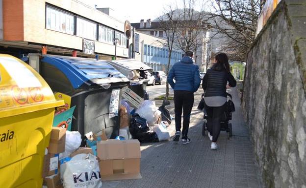 Los ayuntamientos intervienen en la huelga de basuras y negociarán subidas salariales