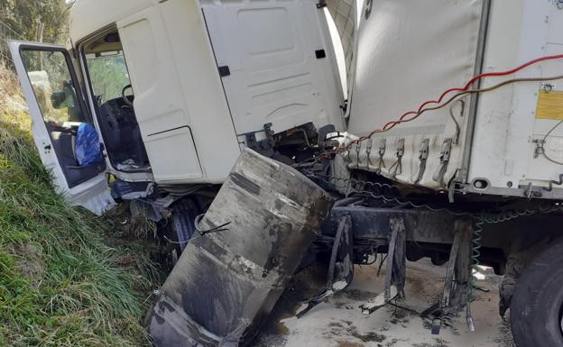 Dos heridos al colisionar un camión y un coche en la N-240 en el puerto de Barazar