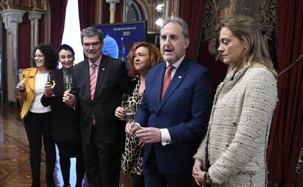 Camisetas de la Euskal Selekzioa, karaokes... ¿Qué se regalarían nuestros concejales?