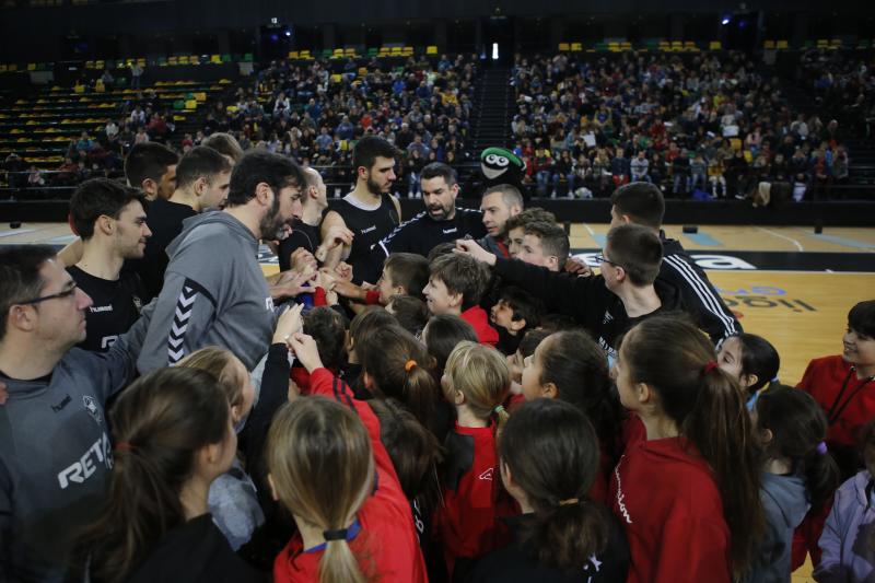 El Bilbao Basket regala un precioso entrenamiento a los más pequeños