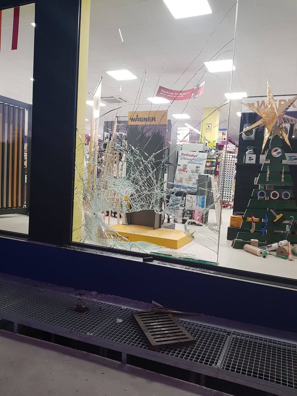 Roban en una tienda de pinturas y en diez coches este fin de semana en Berango