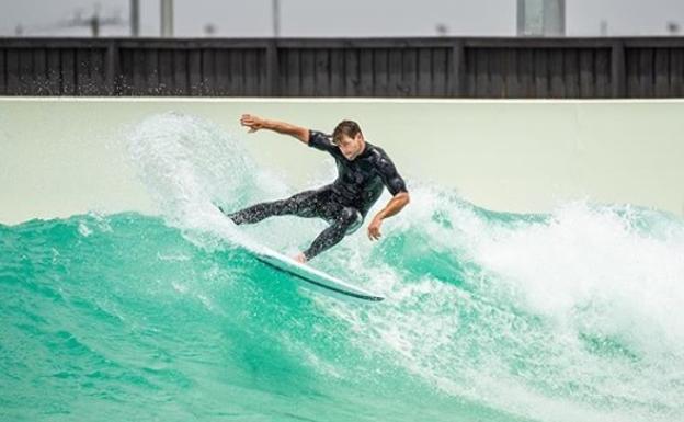 Chris Hemsworth surfea olas 'made in Euskadi'