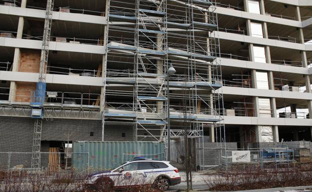Fallece un albañil de 54 años al caer de una escalera en un bloque en obras en la avenida de Olárizu