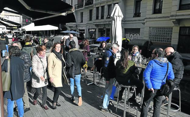 Los vecinos escriben la carta a los Reyes Magos