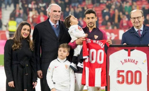 Iribar regala a Navas una camiseta por sus 500 partidos
