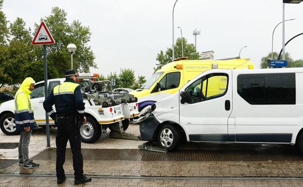 Tiene dos accidentes, abandona su furgoneta y le hallan abrazado a una farola en un parque de Vitoria
