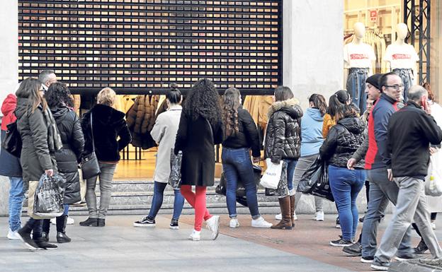 Ajetreo en las tiendas bilbaínas en el primer día de rebajas