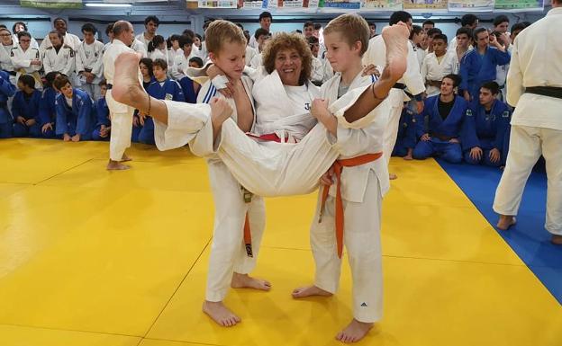 La bilbaína Carmen Solana se convierte en la primera vasca en lograr el 8º Dan en judo