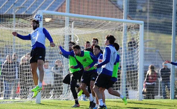 El Athletic ensaya los córneres antes de visitar Las Llanas