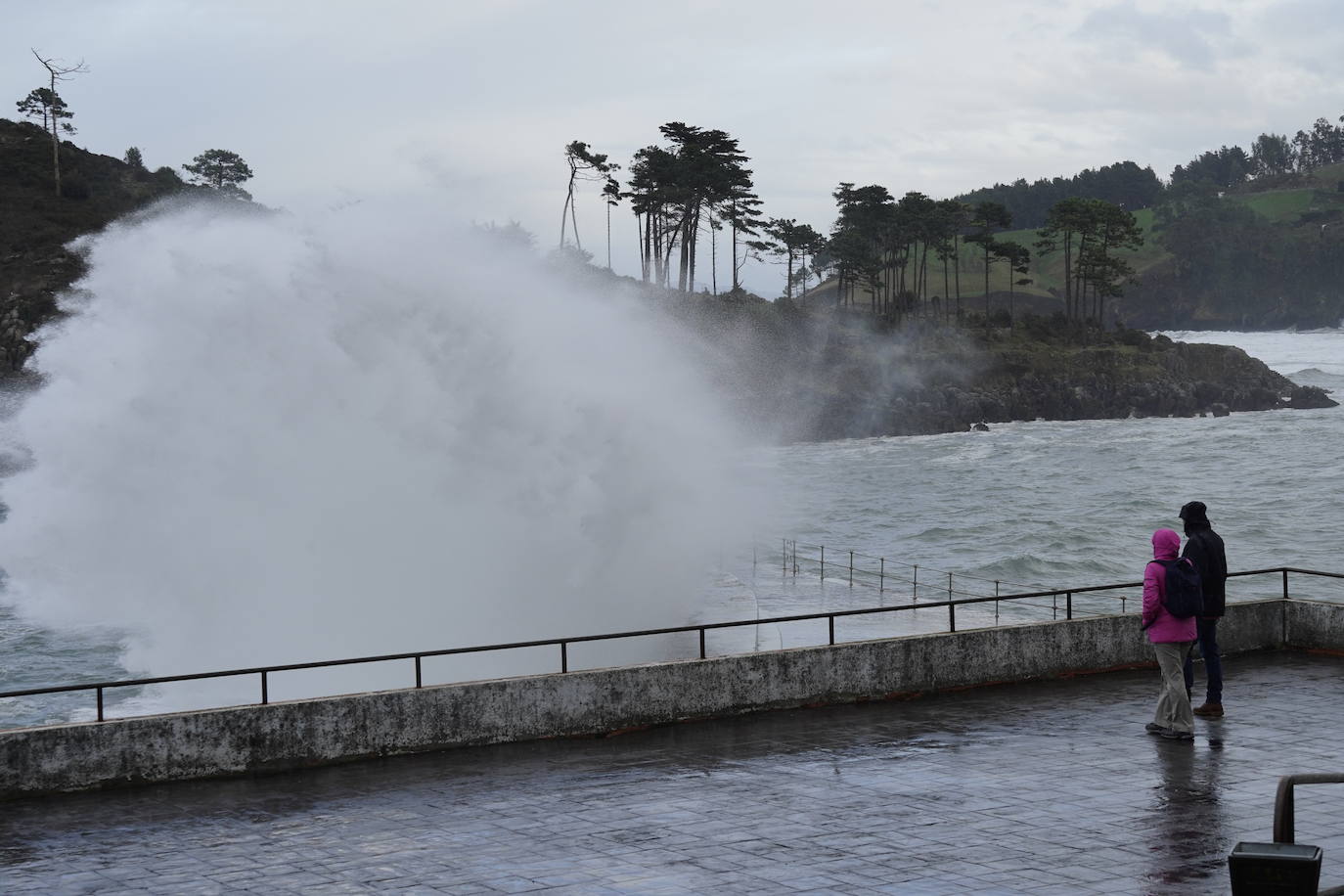 Olas espectaculares en Lekeitio