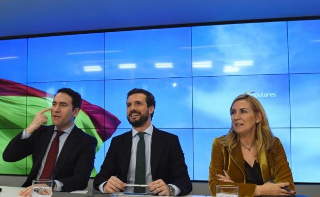 Casado promete ante sus barones un PP sin «estridencias» que seduzca al centro