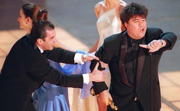 El día que Antonio Banderas sacó del escenario a Pedro Almodóvar tras ganar el Oscar