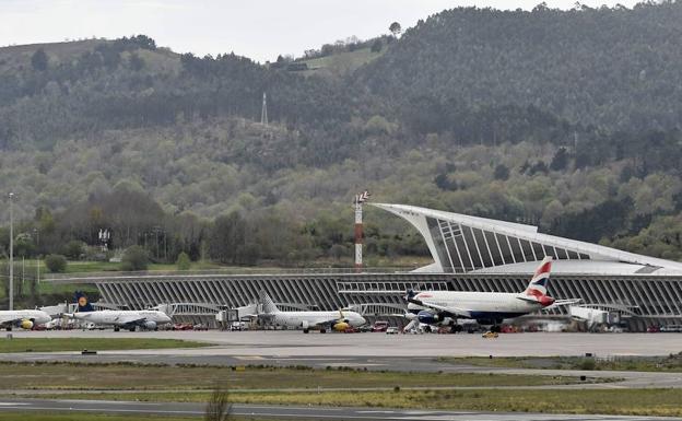 Empresarios e instituciones exigen ampliar ya el aeropuerto de Loiu tras un nuevo récord de viajeros