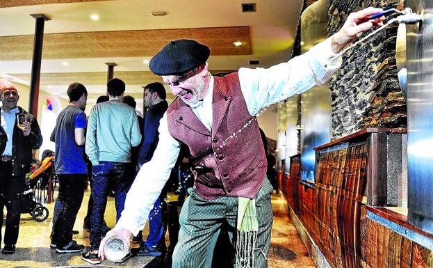 Álava celebra el 'txotx' con 95.000 litros de sidra «de muy buena calidad»