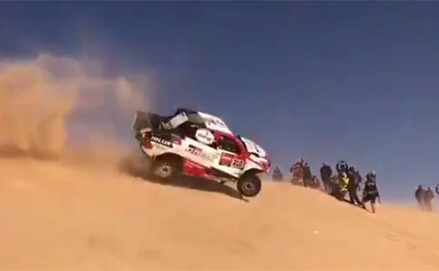 Espectacular accidente de Fernando Alonso: dos vueltas de campana pero sigue en el Dakar