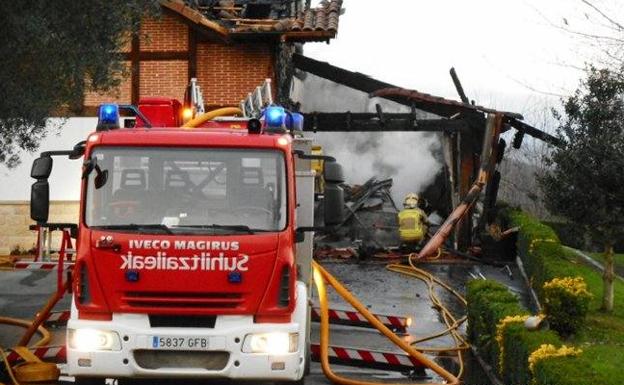 Intensas rachas de viento sur dejan una estela de pequeños incendios y tres vuelos desviados en Bizkaia