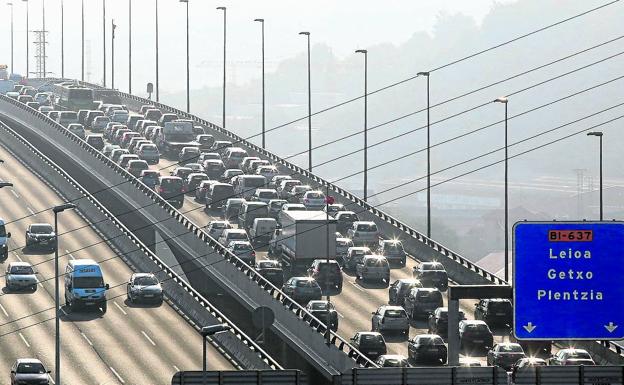 El subfluvial se abre al tráfico de camiones y estudiará un posible transporte ferroviario