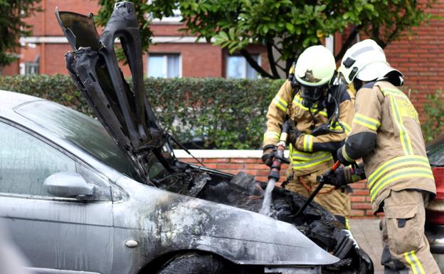 Se incendia un coche estacionado en Las Arenas por un problema eléctrico