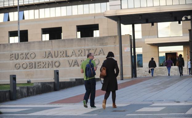 El Gobierno vasco subirá ya el sueldo a los funcionarios aunque no tiene cobertura legal
