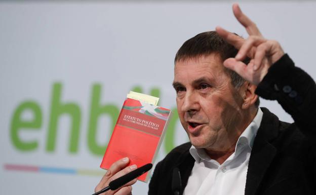 Otegi critica al Gobierno vasco por no haber hablado con los presos ni sus familias