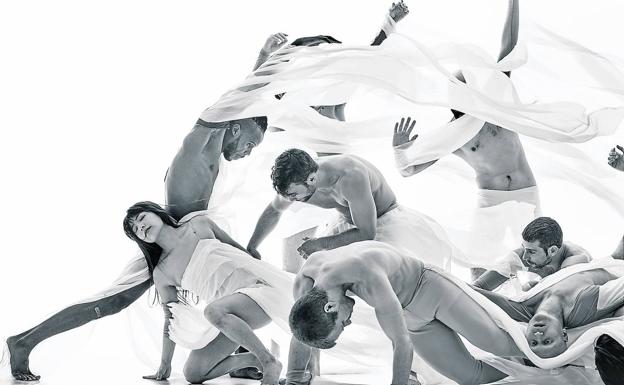 La coreografÃa forma «un todo» con proyecciones de vÃdeo, juegos de luces y música creada por percusionistas. /laurent Philippe