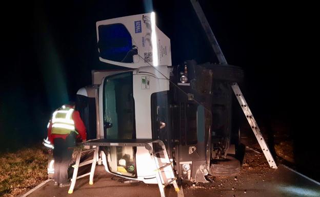 Un conductor, herido tras volcar su camión en la A-2122, a su paso por Lantarón