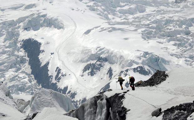 Al menos siete excursionistas desaparecidos tras una avalancha cerca del Annapurna