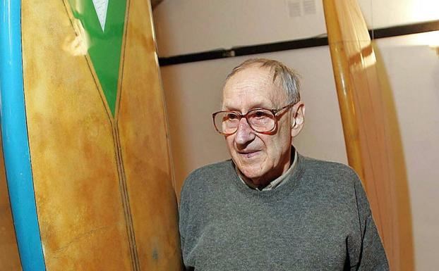 Patxi Oliden, euskal lurraldean surf taulak egiten lehendabizikoa izan zen oriotarra