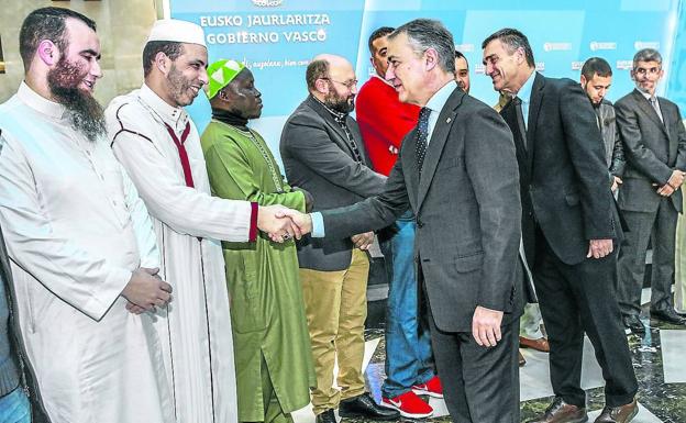 Urkullu y los imanes vascos asumen un compromiso «por la convivencia»