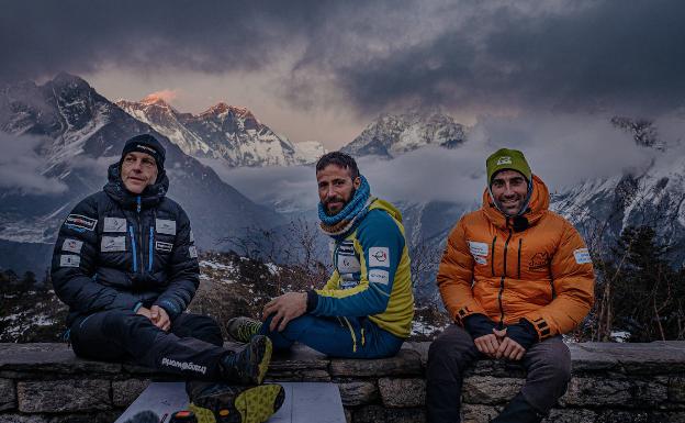 Txikon y su equipo ya está a los pies del ama Dablam