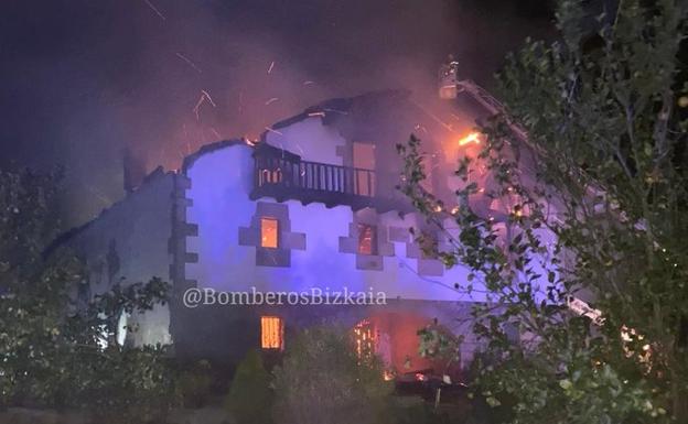 Espectacular incendio de madrugada en un caserío de Morga