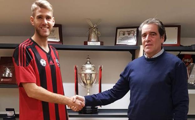 «Tengo muchas ganas de defender esta camiseta, estoy muy ilusionado», afirma 'Checa'