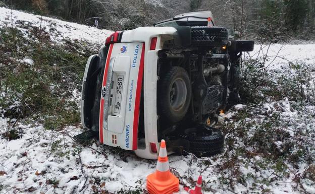 Dos miñones, heridos tras salirse su vehículo de la calzada por el hielo y caer a un terraplén